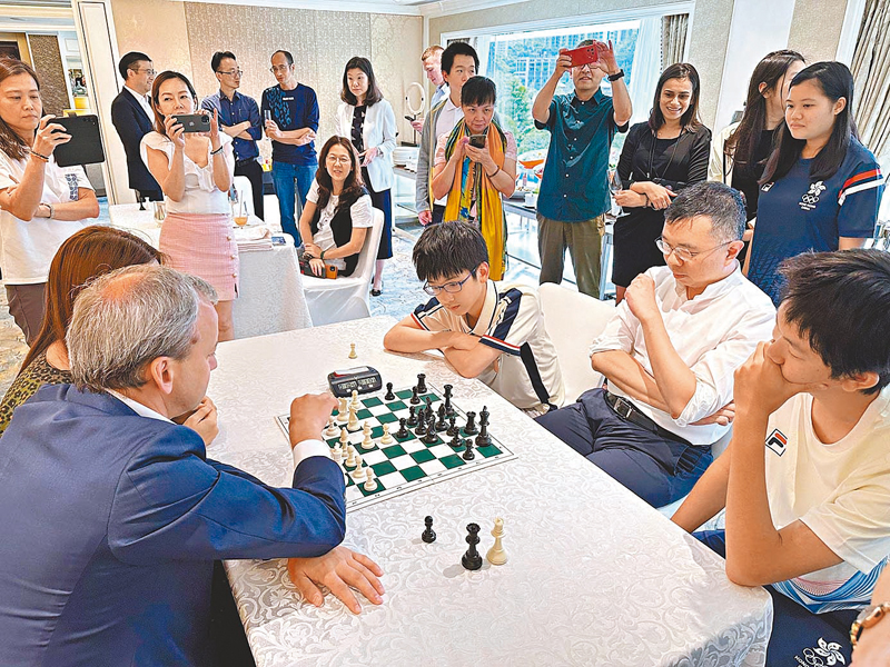 ◆國際象棋棋聯會長德沃爾科維奇和司庫諸宸，上年與高家瀚同場進行友誼賽。
