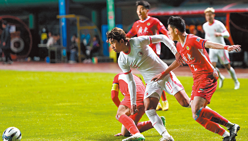 ◆港足的黃皓雋（中）以一敵二。香港文匯報記者張發兒 攝