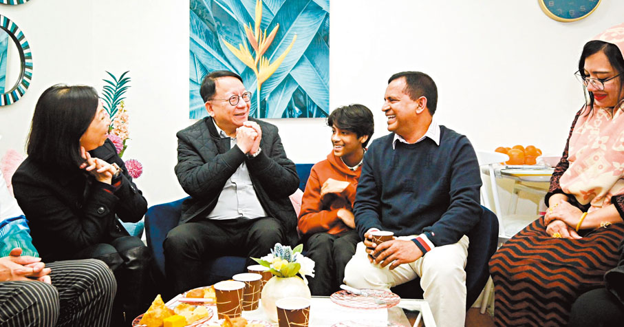 ◆陳國基（左二）探訪印度裔家庭和孟加拉裔家庭。Fb圖片