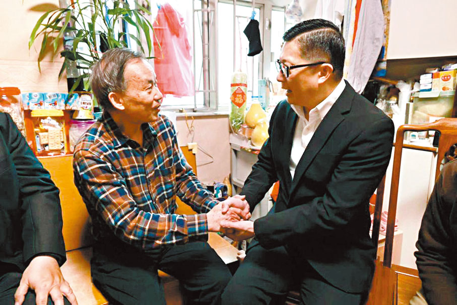 ◆鄧炳強（右一）探訪中西區的長者戶。 Fb圖片
