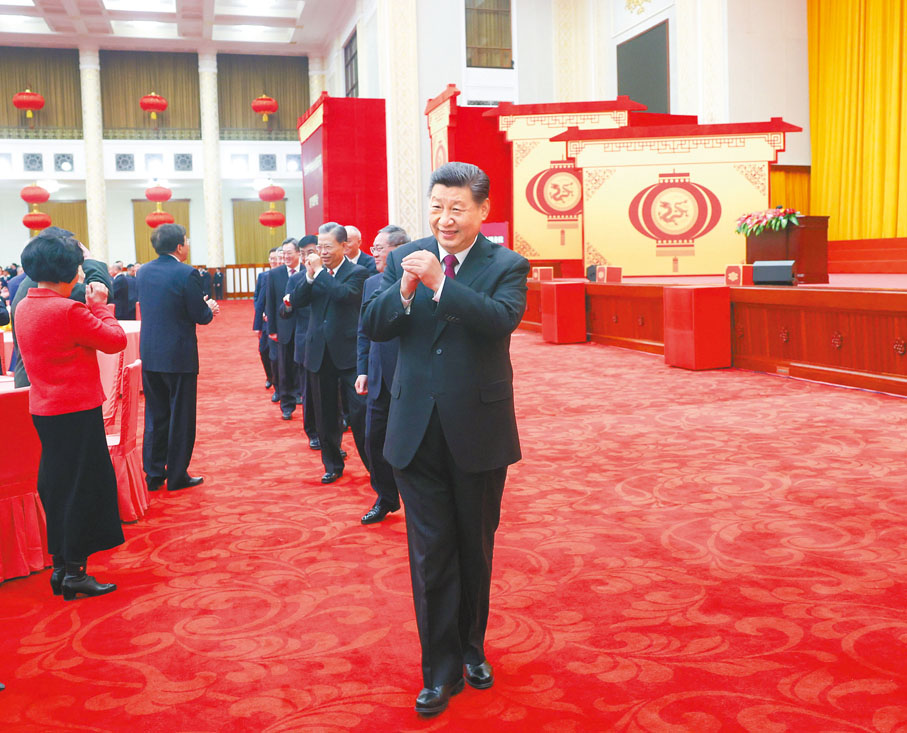 ◆2月8日，中共中央、國務院在北京人民大會堂舉行2024年春節團拜會。這是習近平等黨和國家領導人向大家揮手致意，同大家互致問候、祝福新春。 新華社