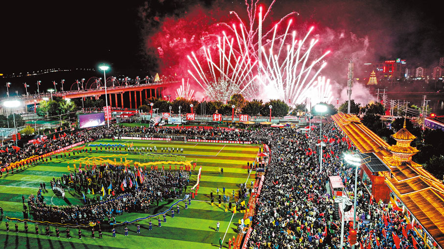 ◆音樂煙花秀在費州「村晚」上空上演。 新華社