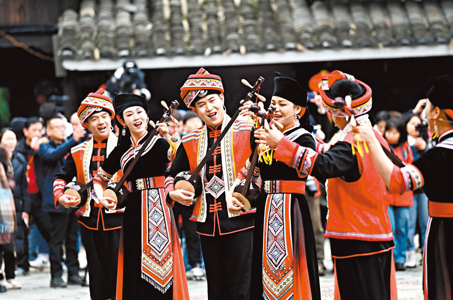 ◆三江侗族自治縣演員演奏傳統樂器。 新華社