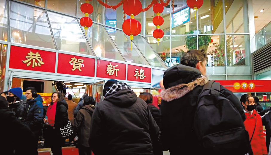 ◆華人商場人頭湧湧，選購新春美食。     成小智  攝