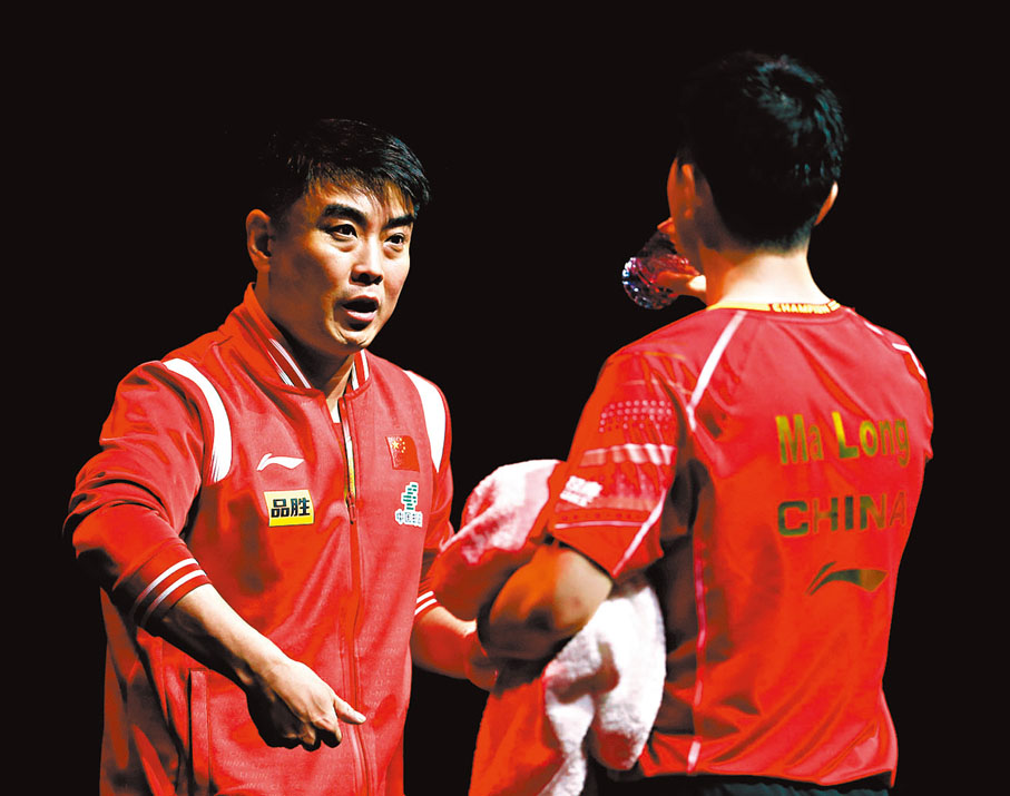 ◆國乒男隊主教練王皓（左）。資料圖片