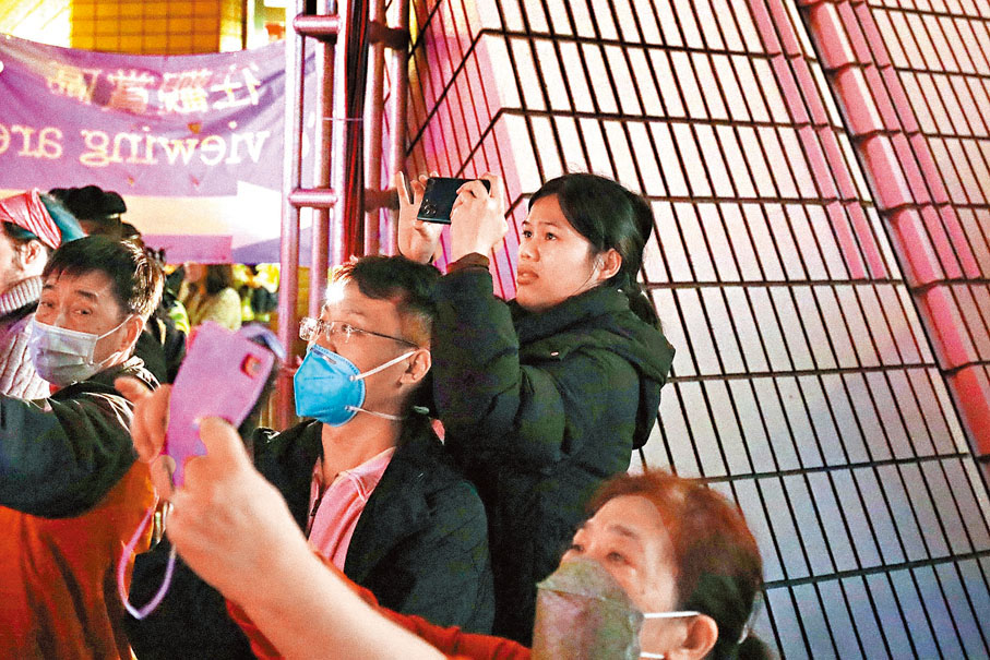 ◆不少市民高舉手機拍攝。香港文匯報記者黃艾力 攝