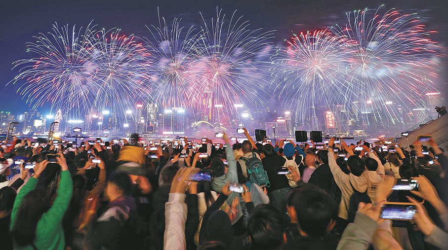 ◆香港農曆新年煙花匯演吸引大批市民及旅客老早到達維港兩岸霸佔有利位置。 香港文匯報記者黃艾力  攝