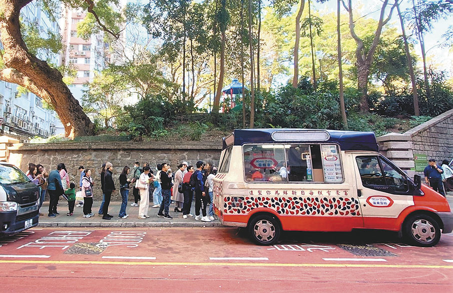 ◆雪糕車外的顧客，排了長長的人龍。 香港文匯報記者劉明 攝