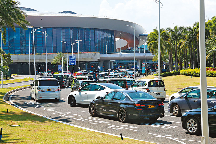 ◆港澳車輛春節期間經港珠澳大橋口岸出入境。香港文匯報珠海傳真