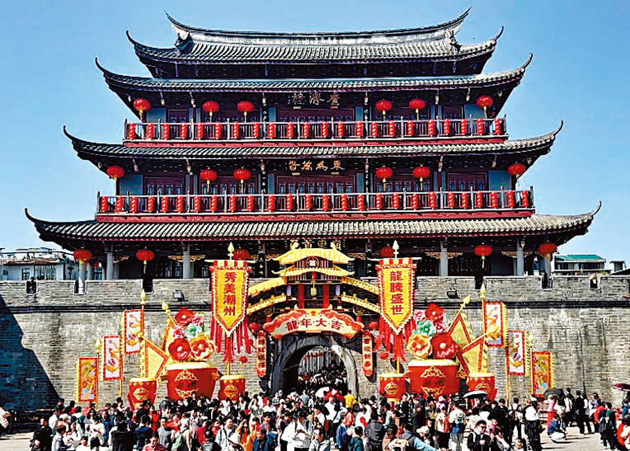 ◆2月11日，潮州廣濟門城樓前的人流。 網上圖片