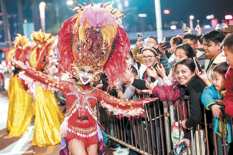 ◆陳茂波指，一系列賀歲活動已成香港品牌。圖為年初一晚新春花車巡遊，遊客市民笑逐顏開。