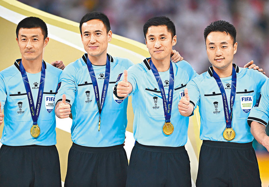◆(左起)傅明、周飛、馬寧與張鋮，賽後獲頒紀念獎牌。  新華社