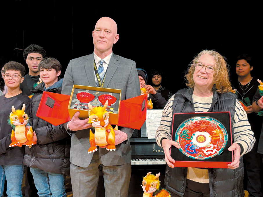 ◆林肯中學校長和師生獲贈「春碗」和「五龍戲珠盤」。 網上圖片
