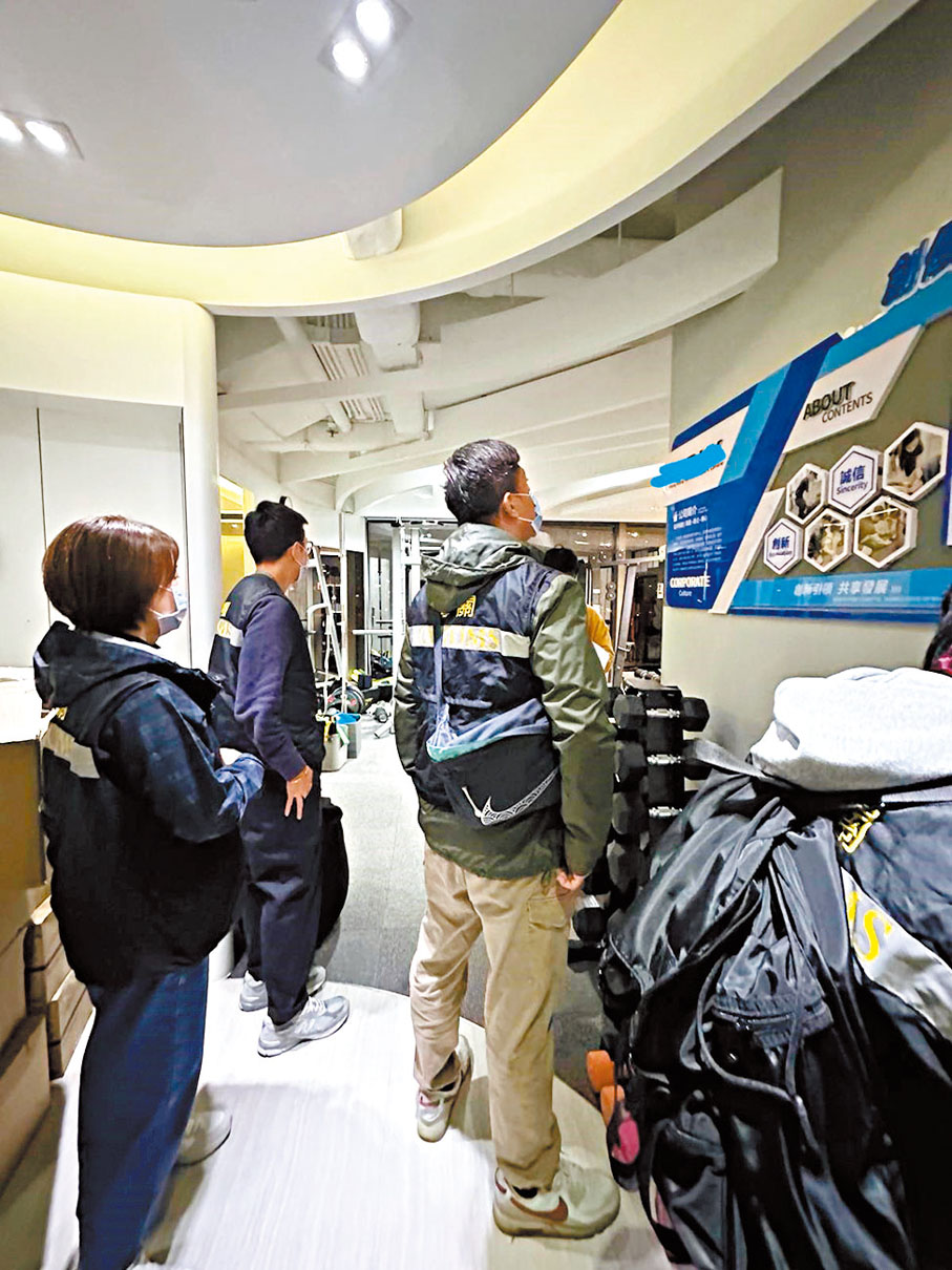 ◆海關接獲多宗投訴，早前派員巡查痛症中心於全港的9間分店。香港文匯報記者文禮願  攝