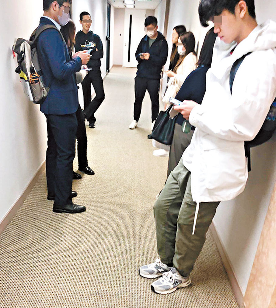 ◆不少已購買巨額療程的病人紛紛湧到僅餘的太古城分店外排隊候診。 受訪者供圖