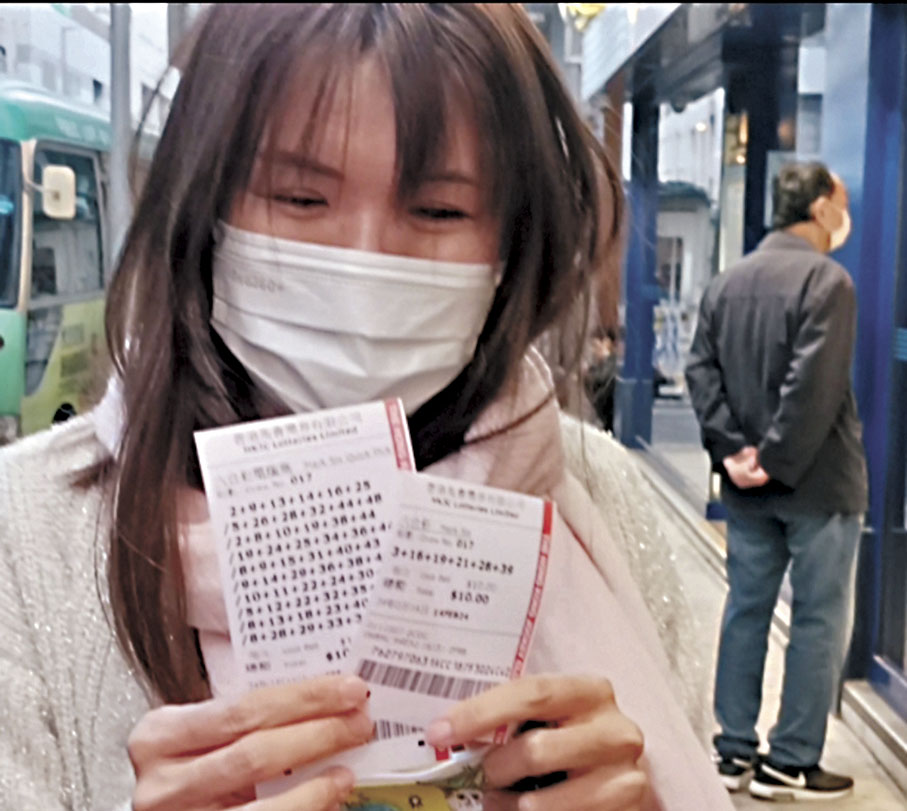 ◆張女士去拜年順道買六合彩。 香港文匯報 記者鄺福強 攝