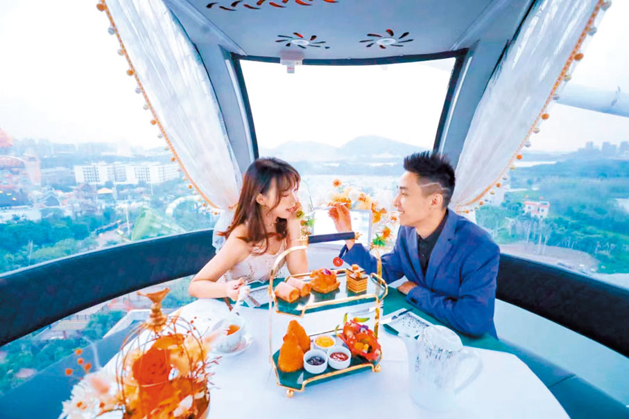 ◆位於佛山順德的歡樂海岸PLUS摩天輪專門推出了適合情侶的空中西餐之旅套餐，遊客可在摩天輪的獨立包廂中一邊用餐一邊乘坐摩天輪旋轉兩圈。香港文匯報廣州傳真