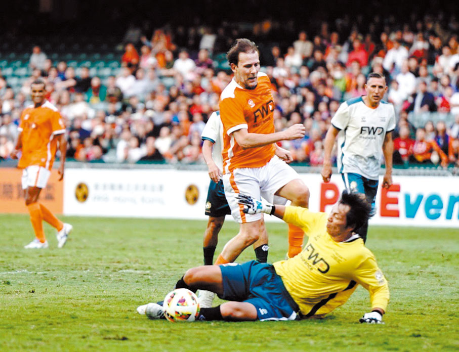 ◆世界明星隊中場文迪達未能成功作突破。