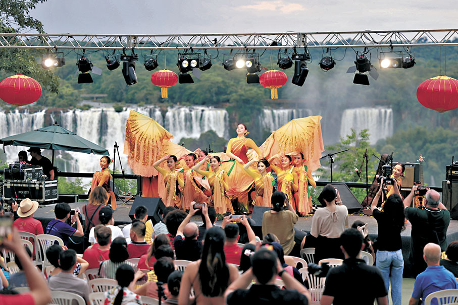◆當地時間2月10日，在巴西伊瓜蘇瀑布公園，澳門培正中學藝術團表演中國民間舞《秋熟》。 中新社