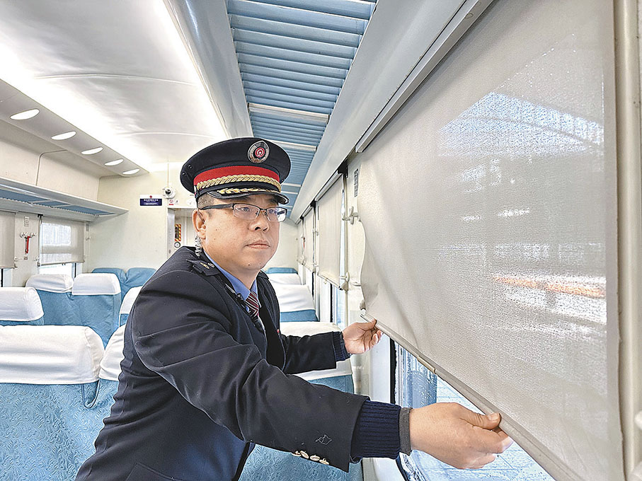 ◆齊齊哈爾客運段列車員李偉整理硬座車廂。
