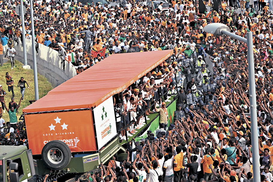 ◆科特迪瓦隊員乘坐大卡車，接受球迷的歡呼和祝賀。  法新社