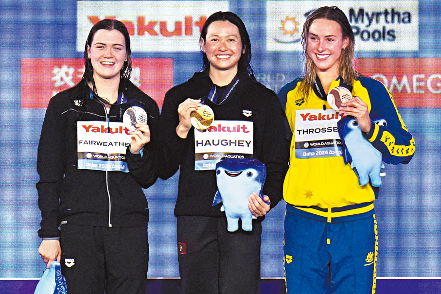 ◆何詩蓓（中）與亞季軍合影。 美聯社