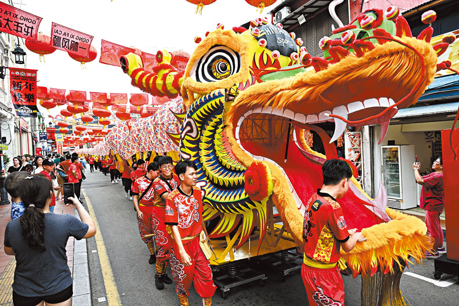 ◆2月1日，由馬來西亞和中國的100多名青少年組成的舞龍隊在馬來西亞馬六甲市雞場街上共舞一條近200米的「長龍」。圖為活動現場的「長龍」。新華社
