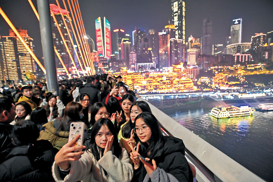 ◆遊客在重慶千廝門大橋上自拍留念。   中新社