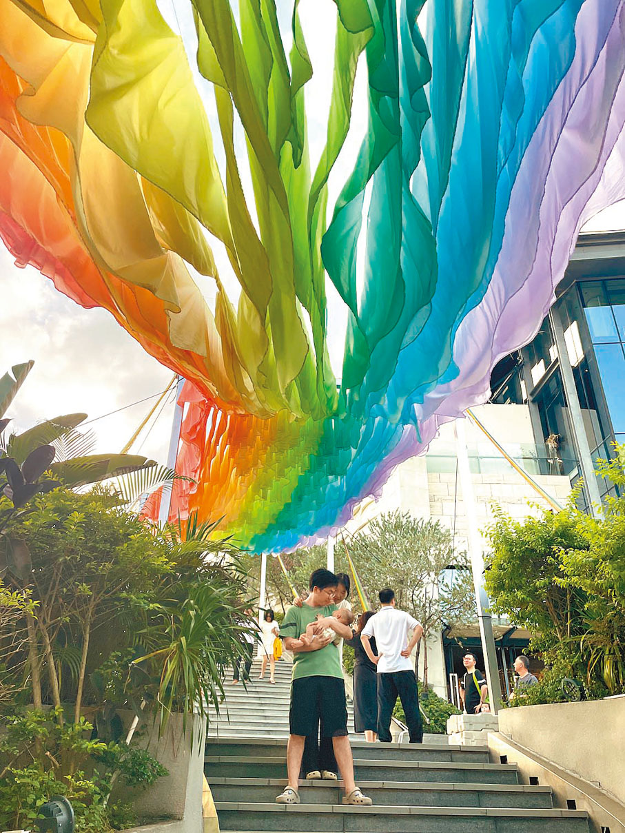 ◆周伯彥及其團隊設計策劃的深圳歡樂海岸商圈彩虹天梯，受到遊客歡迎。香港文匯報記者胡永愛  攝