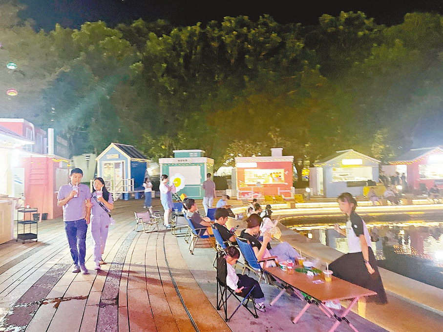 ◆周伯彥及其團隊策劃的歡樂海岸木屋市集。香港文匯報記者胡永愛  攝