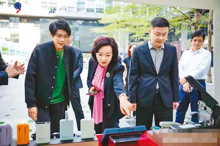 ◆周伯彥（左一）在工作之餘，也會參與海峽兩岸青年交流活動。香港文匯報深圳傳真