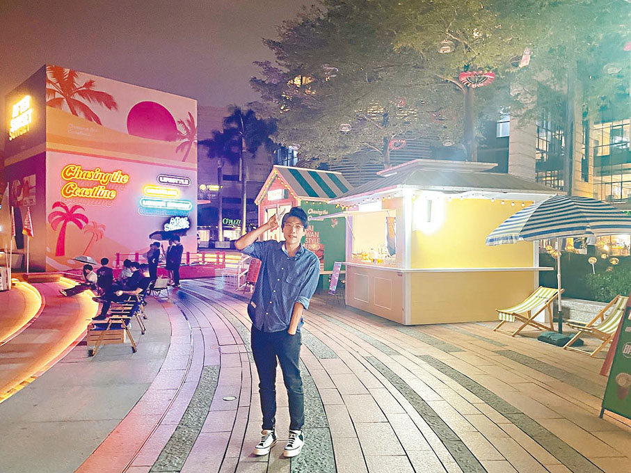 ◆周伯彥在其策劃的深圳歡樂海岸商場木屋市集前留影。香港文匯報記者胡永愛  攝