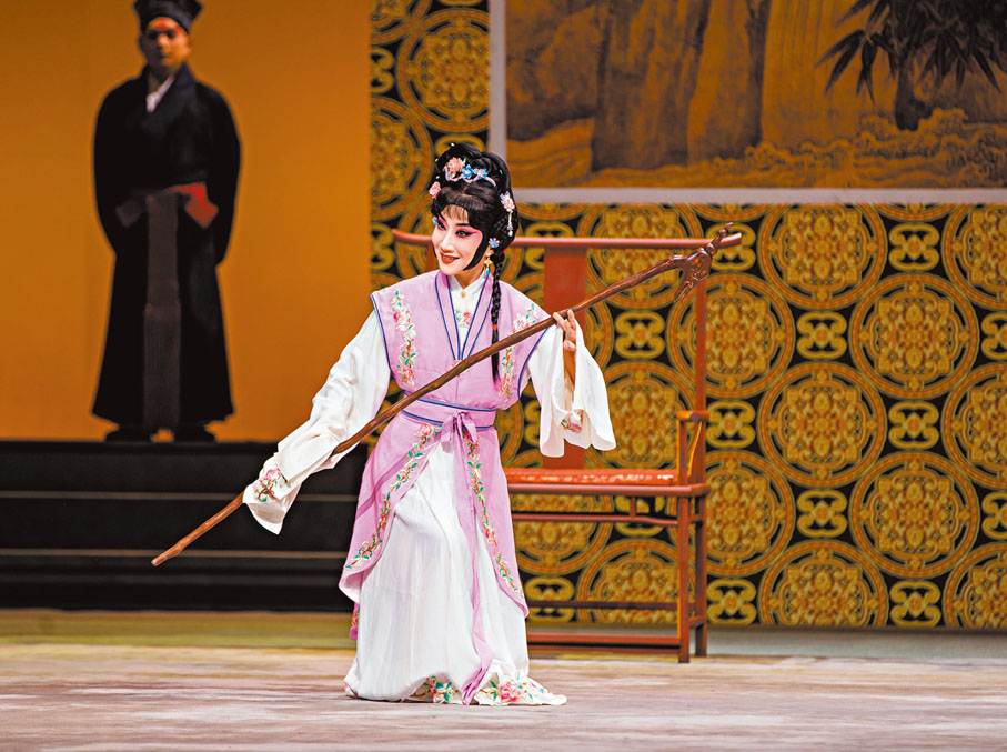 ◆張佳春在《五女拜壽》中飾演婢女翠雲。國家京劇院供圖