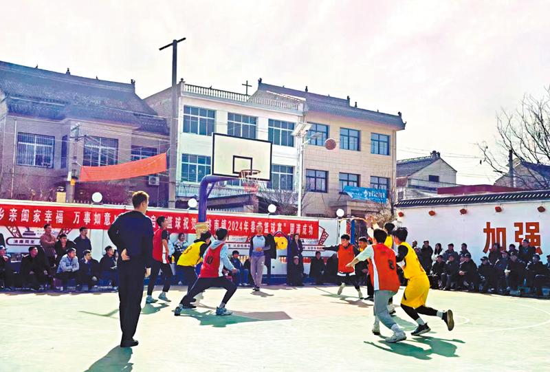 ◆西安市周至縣終南鎮長楊村舉行鄉村籃球友誼賽。香港文匯報陝西傳真