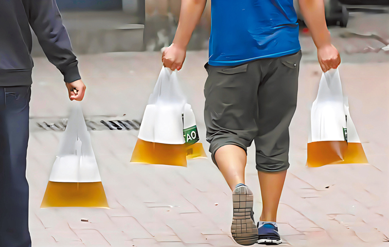 ◆青島街頭隨處可見啤酒裝進塑料袋的街景。 香港文匯報青島傳真
