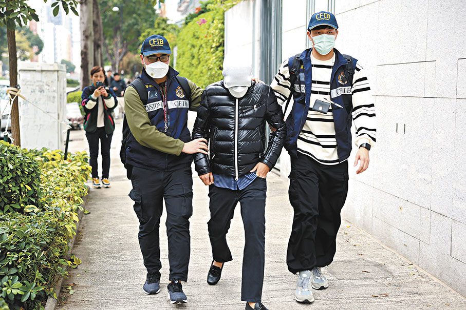 ◆海關拘捕洗黑錢集團其中一名男子。 香港文匯報記者劉友光 攝