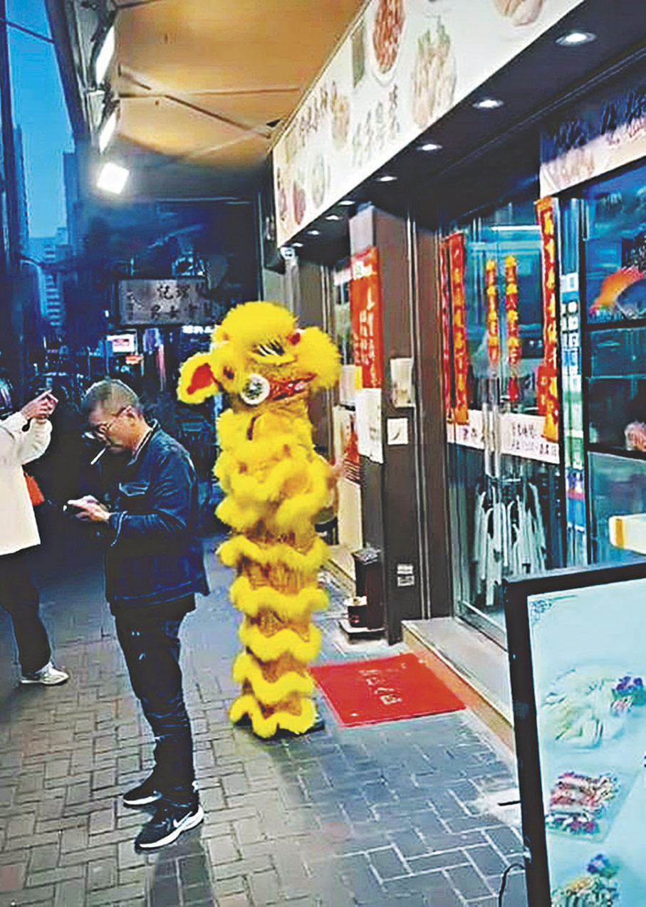◆「兩腳」金獅曾被網民拍攝到向店舖拜年索錢。 網上圖片