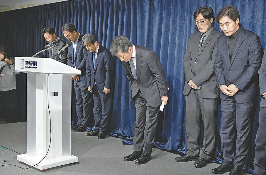 ◆鄭夢圭（右三）等韓足總官員，希望易帥求變。 美聯社
