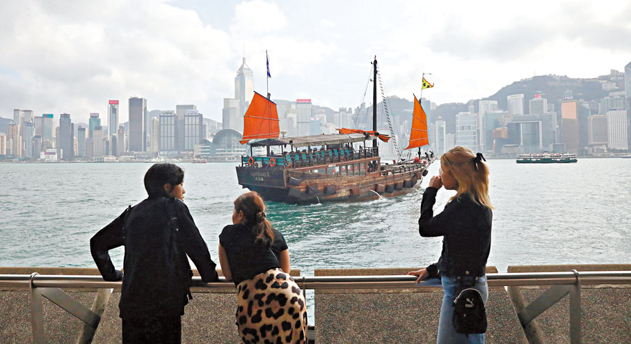 ◆遊客欣賞維港景色。香港文匯報記者郭木又 攝