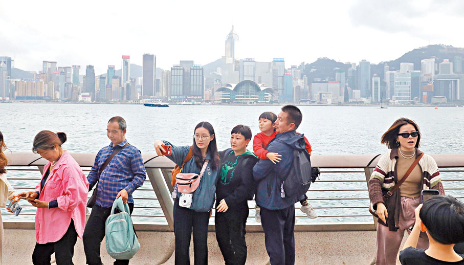 ◆香港四大經濟支柱產業中，旅遊業是受新冠疫情打擊最嚴重的產業。圖為訪港客「打卡」。 香港文匯報記者郭木又 攝