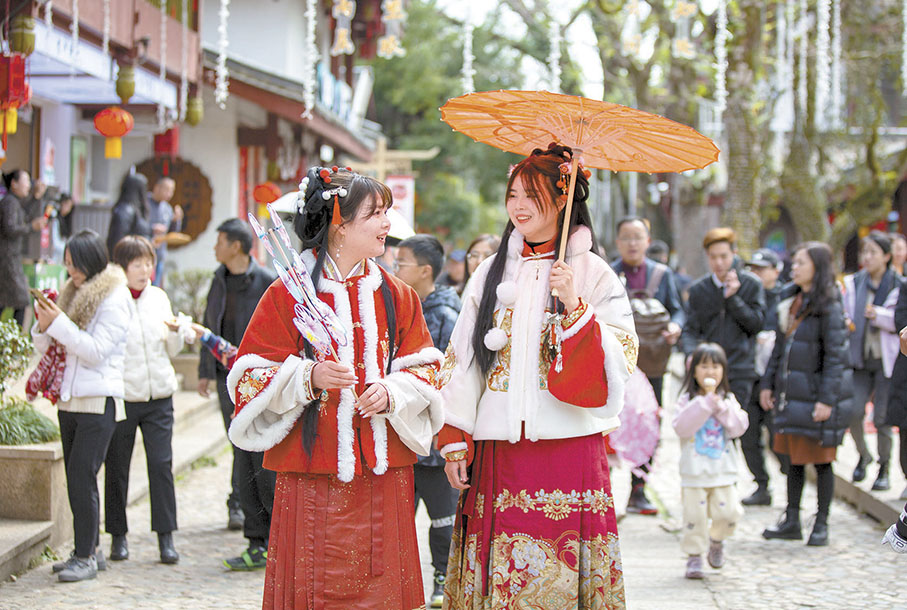 ◆2月13日，兩名穿着中國傳統服飾的遊客在福建省武夷山市宋街集市遊玩。 新華社