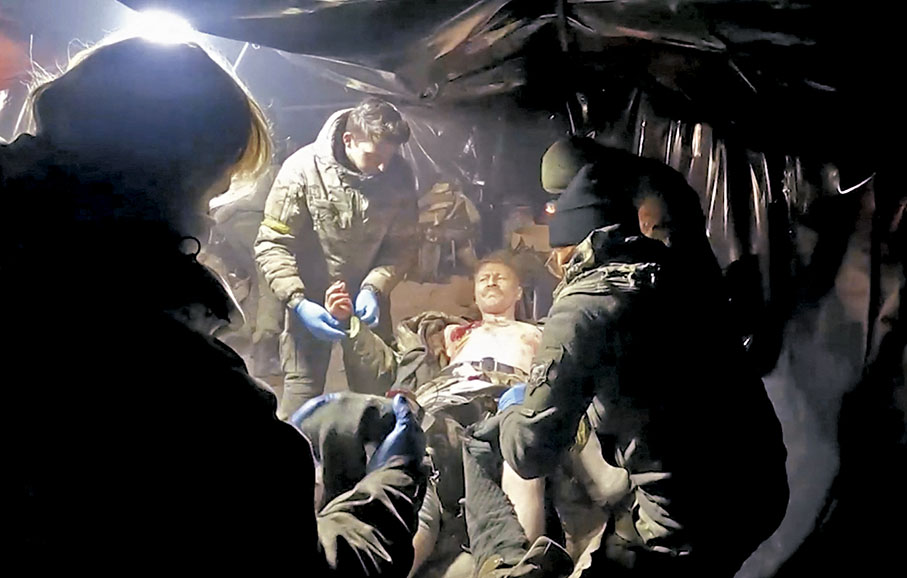 ◆留守阿夫傑耶夫卡的烏軍傷兵接受治療。 路透社