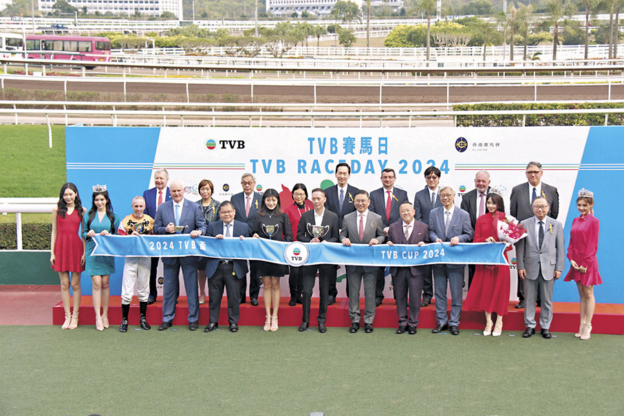 ◆TVB賽馬日昨日於沙田馬場舉行，TVB行政主席許濤、總經理曾志偉、蕭世和等人在場合影。