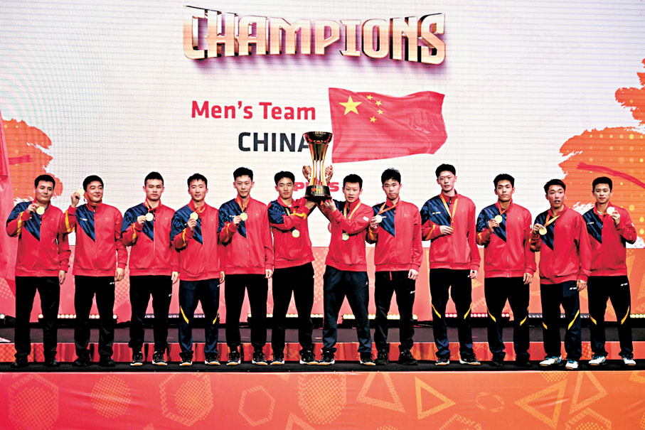 ◆中國隊隊員捧起亞錦賽男團冠軍獎盃。 法新社