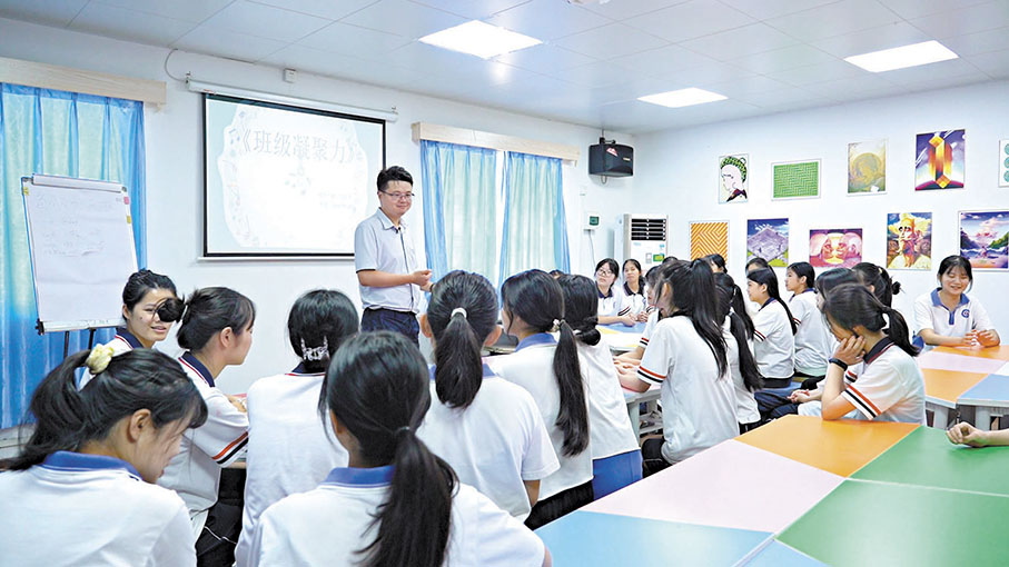 ◆馮富榮在給學生上課。 香港文匯報廣州傳真