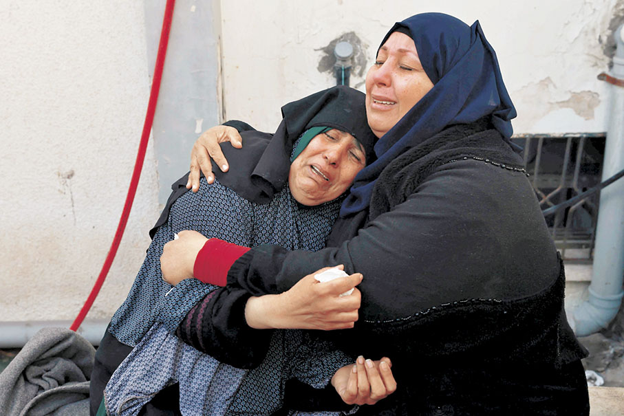 ◆ 巴人在加沙南部醫院外哀悼離世親人。 法新社