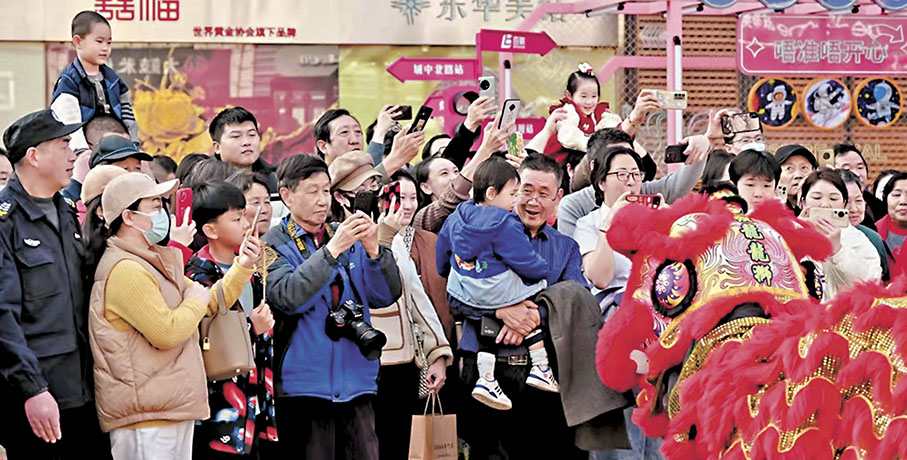 ◆上海多商圈通過年俗活動等吸引消費者。