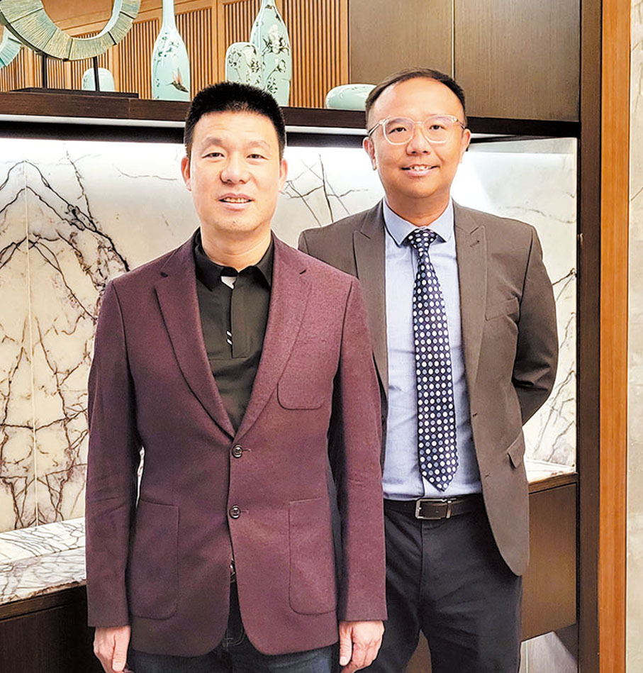◆都市麗人主席兼行政總裁鄭耀南（左）及首席財務官兼公司秘書蔡瑋軒。