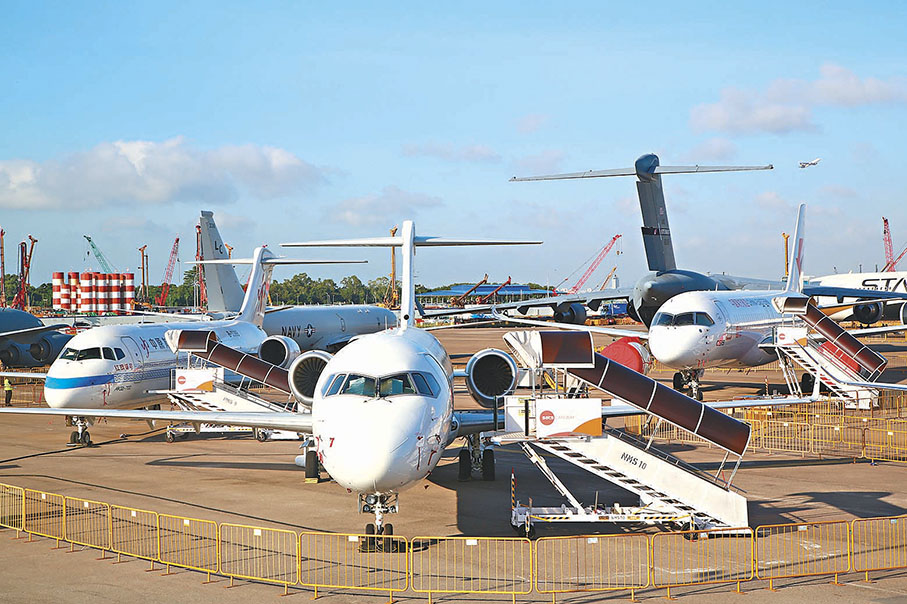 ◆中國支線客機ARJ21（中及左）亦首次亮相新加坡航展。 中國商飛供圖