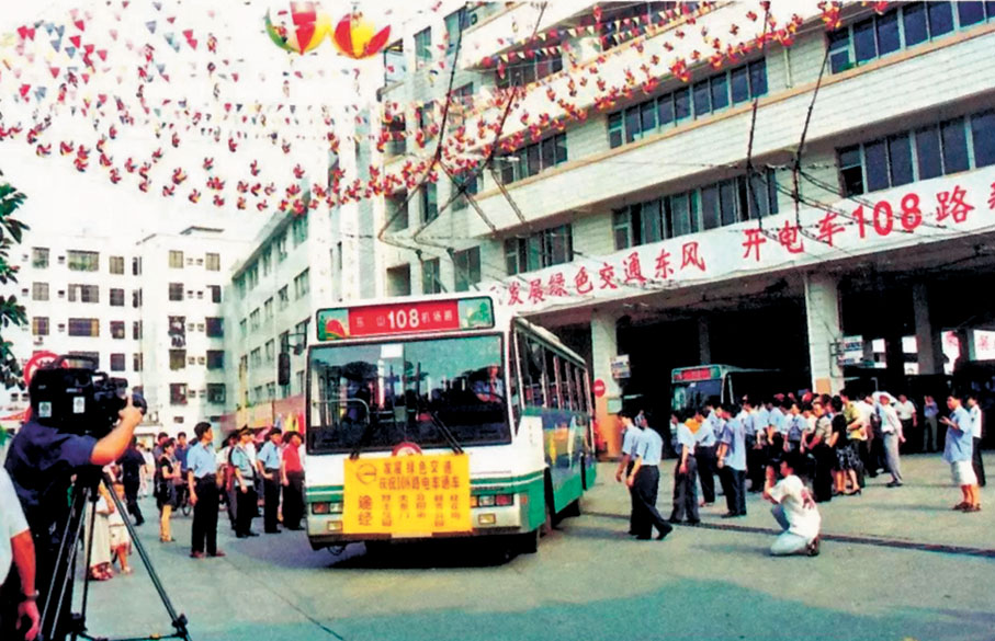 ◆廣州首條空調電車線路108路開通。香港文匯報廣州傳真